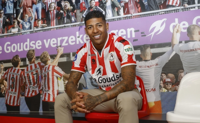 Galatasaray'dan ayrlan Patrick van Aanholt'un yeni takm