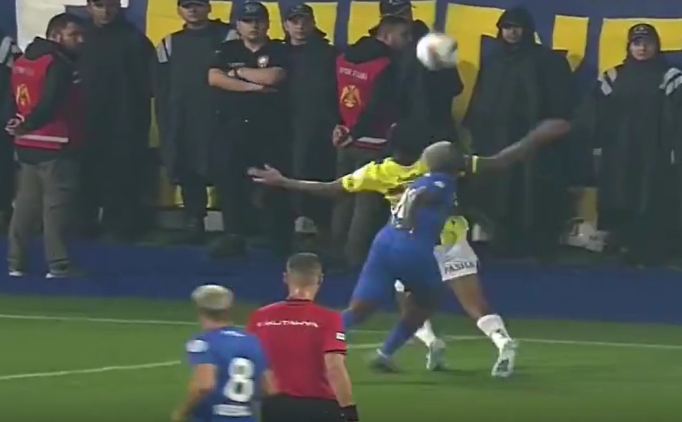 Fenerbah�e iki kez penalt� bekledi