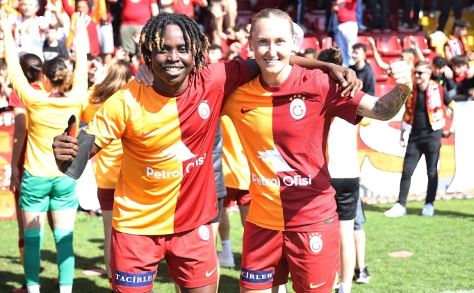 Turkcell Kad�n Futbol S�per Ligi'nde k�yas�ya yar�� s�r�yor