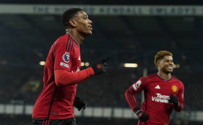 Martial, Manchester United'a veda etti