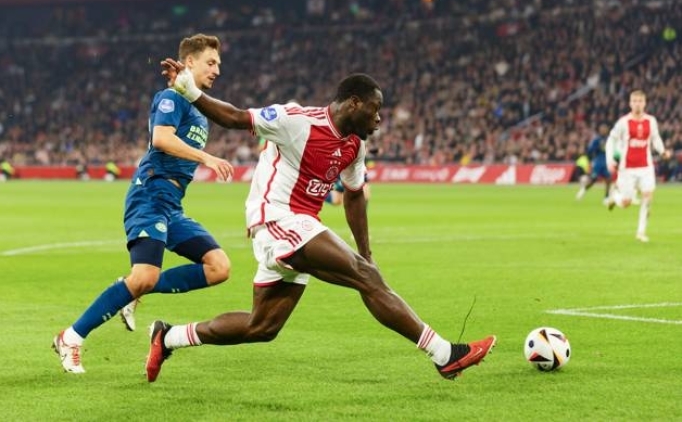 Ajax'tan, lider PSV Eindhoven'a darbe