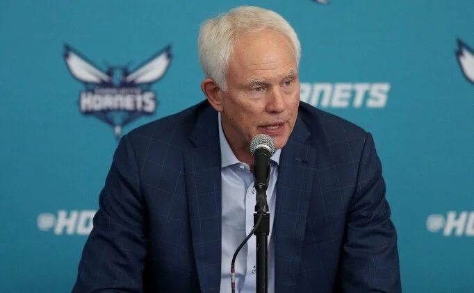 Mitch Kupchak, Hornets GM'lii grevinden istifa etti