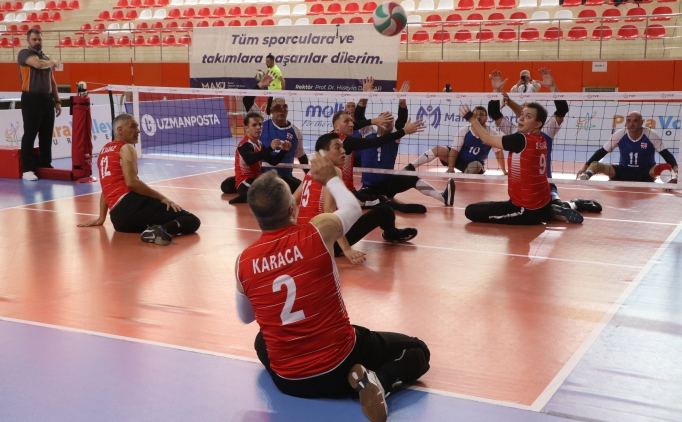 Oturarak Voleybol Erkek Milli Takm galibiyetle balad