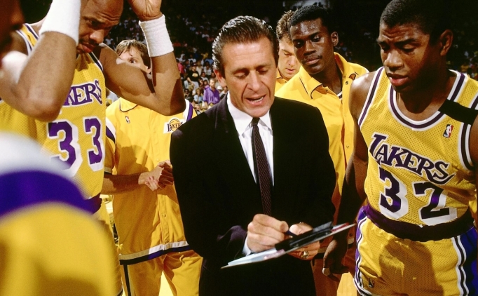 Lakers, Pat Riley'nin heykelini dikiyor