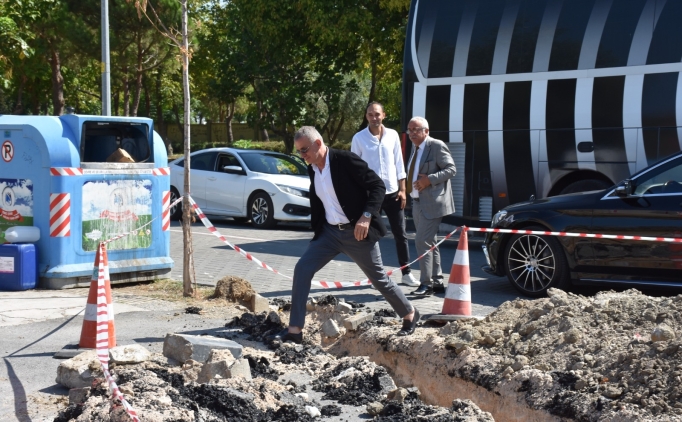 TFF Bakan Hacosmanolu Manisa FK'nn tesisine girmek iin hendekten atlad