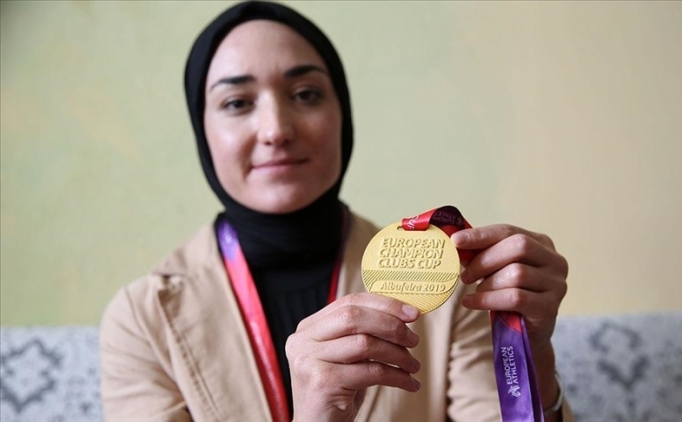 Atletizmin 'yal�n ayak �ampiyonu' k�y�ndeki k�zlar� yar��lara haz�rl�yor