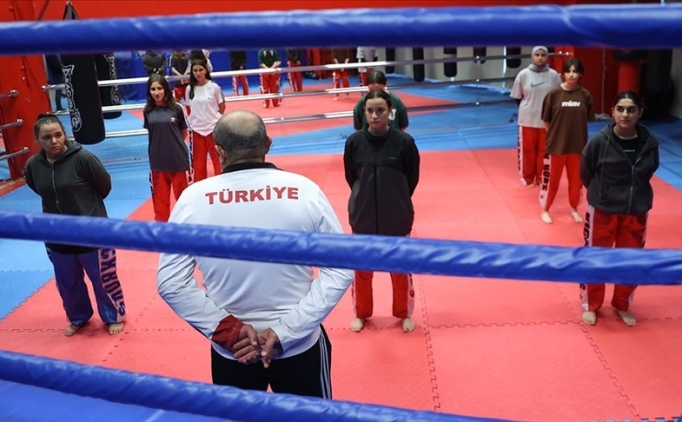 Sporcu olarak ter d�kt��� kick boksta �ampiyonlar yeti�tiriyor