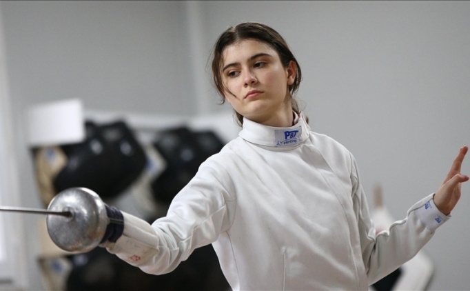 Eskrimci ailede yeti�en milli sporcu Elif, kariyerine Avrupa zaferi eklemek istiyor