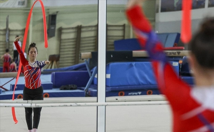 Down sendromlu �zel sporculardan ritmik hareketler