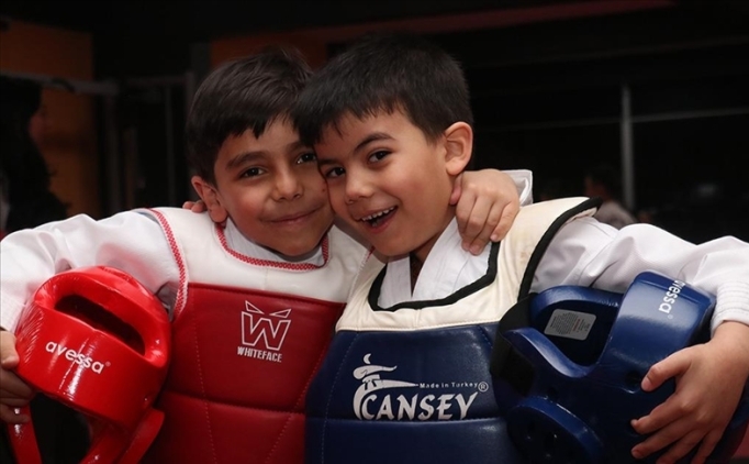 �ehit �ocuklar�, tekvandoda ba�ar� i�in ter d�k�yor