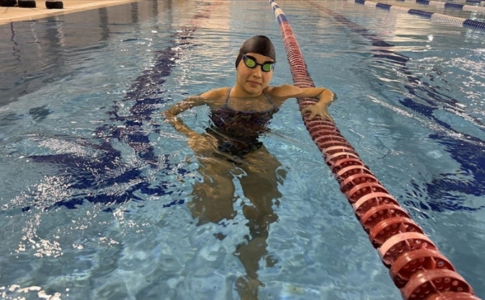 'Kelebek' stilin �ampiyon y�z�c�s�, kula�lar�n� milli tak�ma girmek i�in at�yor