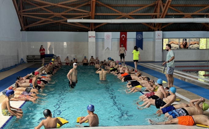 Bo�ulma vakalar�na kar�� binlerce �ocuk y�zme ��reniyor