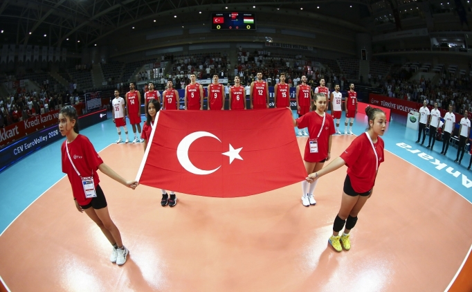 A Milli Erkek Voleybol Tak�m�'n�n geni� kadrosu a��kland�