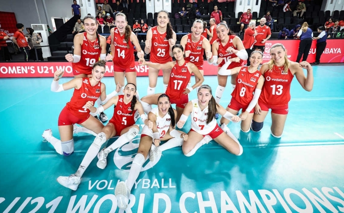21 Ya Alt Kadn Voleybol Milli Takmmz talya'y geti