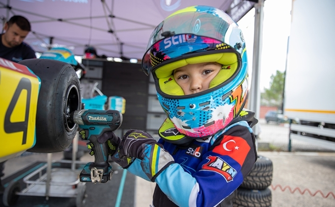 5 ya��ndaki Zayn Sofuo�lu, �ngiltere'deki karting yar��lar�nda podyuma ��kt�