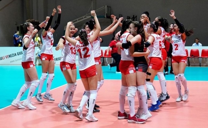 16 Ya� Alt� K�z Milli Voleybol Tak�m�, ikinci oldu