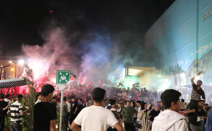 Vansporlu taraftarlar 1. Lig zaferini kutlad�!