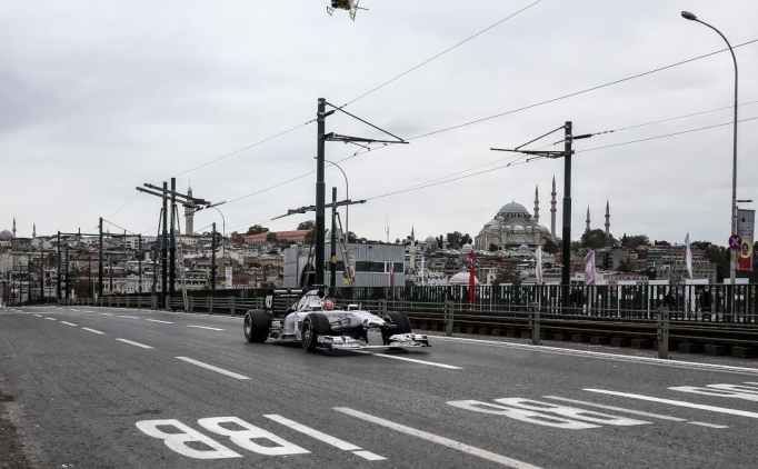 Red Bull, Japonya'da beyaz renkli bir ara� tasar�m�yla yar��acak!