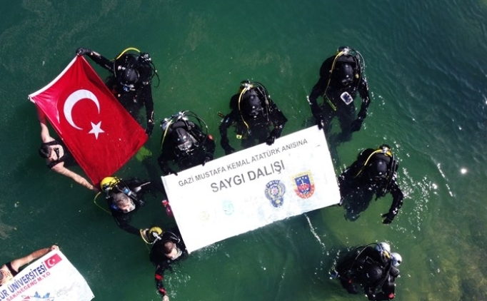 19 Dalg��, g�l�n 19 metre alt�nda Atat�rk'� and�