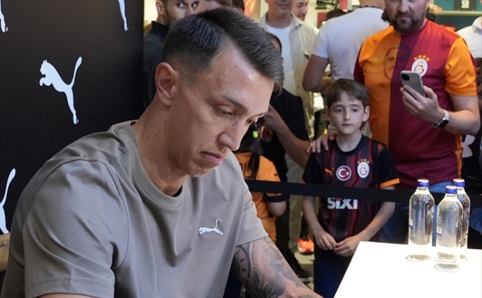 Muslera imza g�n�nde taraftarlarla bulu�tu