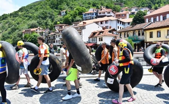 Kosova'da evre kirliliine dikkati ekmek iin ambrellerle rafting yapld