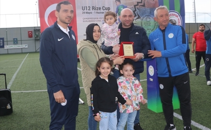 12 Ya� Alt� Rize Cup 2025 Yi�it Demirel Uluslararas� Futbol Turnuvas� sona erdi
