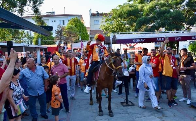 Tekirdağ'da Taraftar Çeşmesi, şampiyon Galatasaray'ın renklerine boyandı