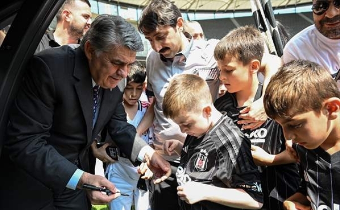 Serdal Adal�, T�pra� Stad�'nda �ocuklarla bir araya geldi