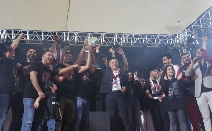 25 y�l sonra 1'inci Lig'e ��kan Van Spor'dan co�kulu kutlama