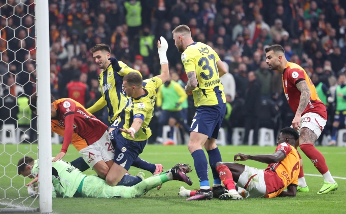 Derbide kartlar havada u�u�uyor