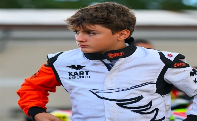 Alp Aksoy, podyum serisine devam etmek i�in �talya'da