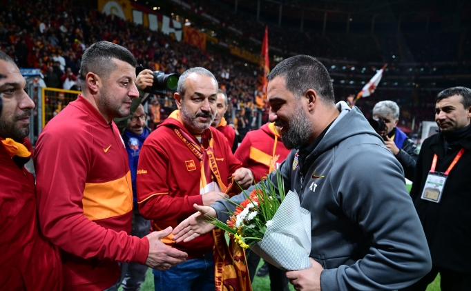 Galatasaray taraftar�, Arda Turan'� trib�ne �a��rd�