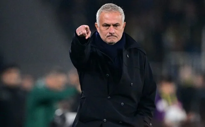 Fenerbahe'den Jose Mourinho aklamas