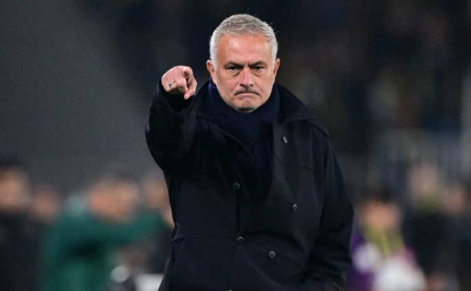 Fenerbah�e trib�nlerinden Mourinho'ya destek!