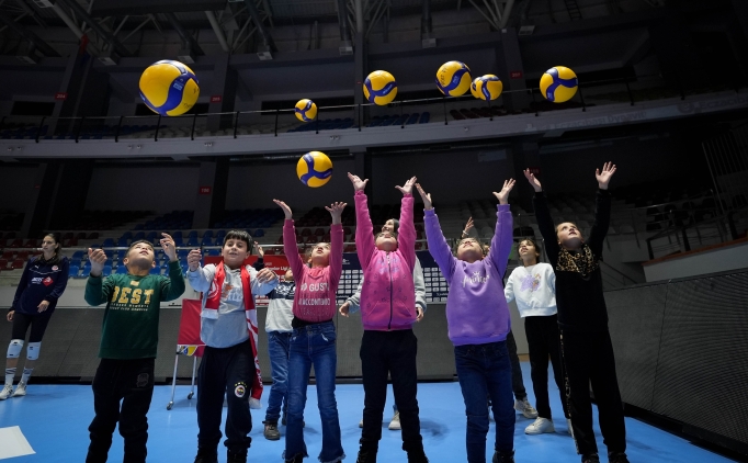 Voleybol filesi yapan couklar idman izledi