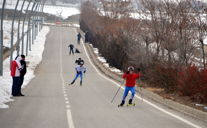 Mu'ta kayakl kou sporcular asfaltta yart