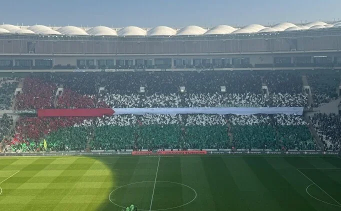 Bursaspor taraftarlar�ndan Filistin koreografisi