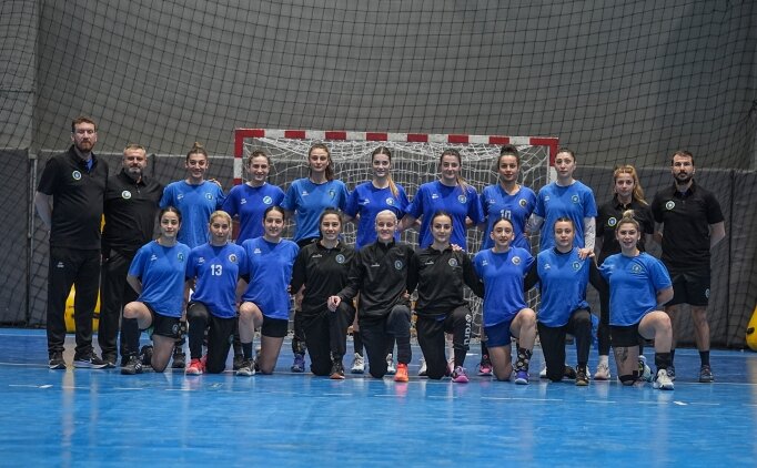 Bursa B�y�k�ehir Belediyespor hentbol tak�m� g�z�n� 'zirveye' dikti