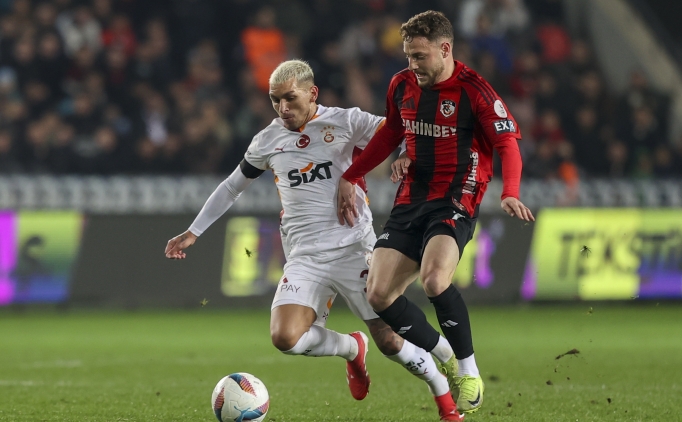 Galatasaray'da 4 oyuncu cezal�