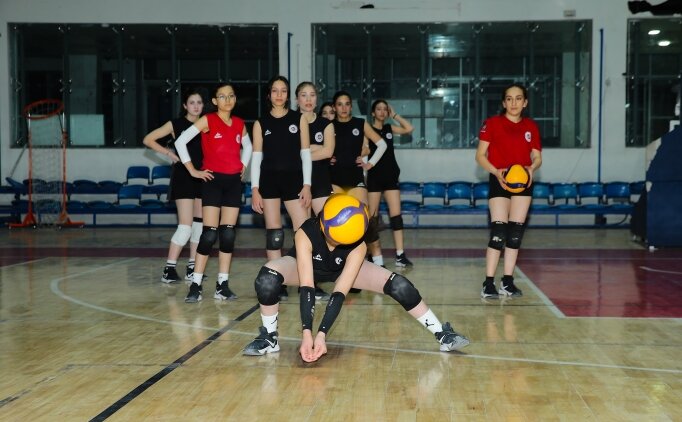 Hakkari'nin kad�n voleybolcular� 1. Lig'e odakland�