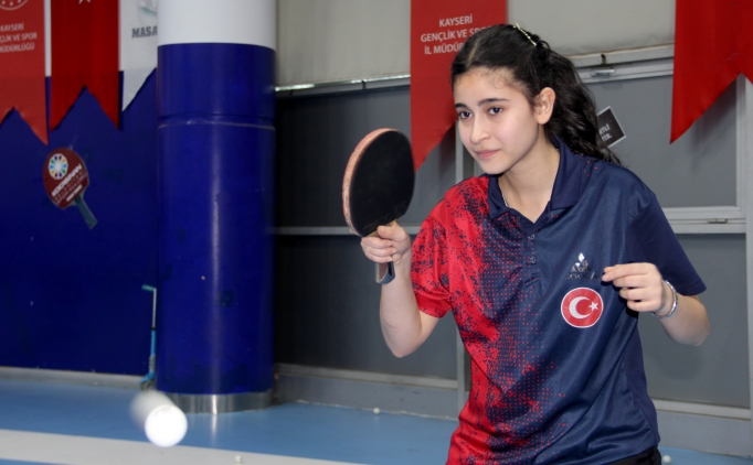 Masa tenisine 6's�nda ba�lad� 13'�nde d�nyada ba�ar� hedefliyor