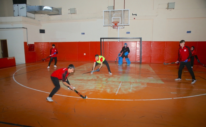 Kahramanmaral kadn antrenrn Hakkari'de kurduu erkek hokey takmnn hedefi 1. Lig