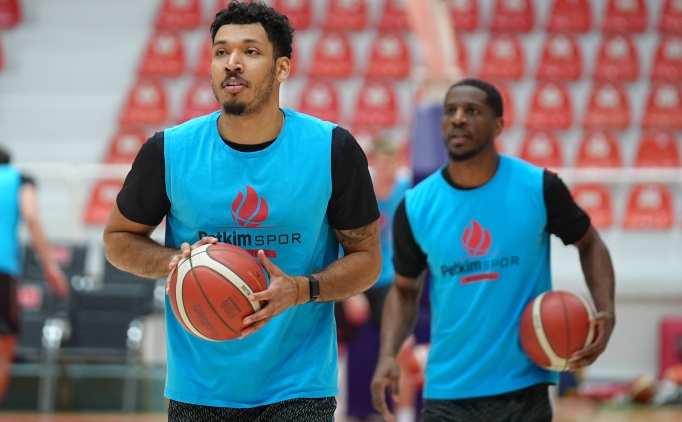 Alia�a Petkimspor, Avrupa'da �eyrek final hedefini b�rakm�yor