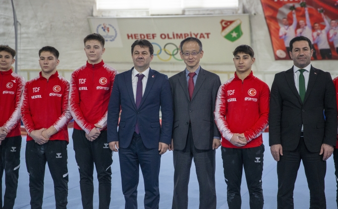 Japon diplomat Iwasa, Bolu'da milli jimnastik�ileri ziyaret etti