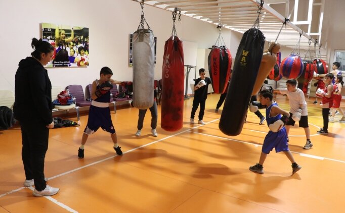 Boksta antren�rl��e ge�en Eda Yenilmez, gen�leri ringlerle bulu�turuyor