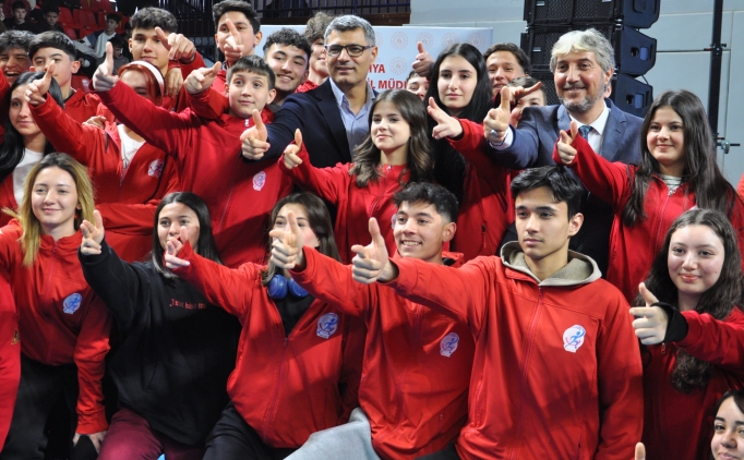 Milli at�c� Yusuf Dike�, K�tahya'da sporculara malzeme da��t�m t�renine kat�ld�