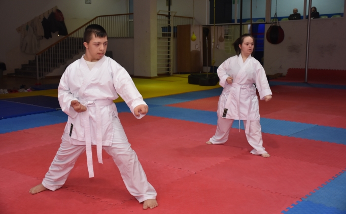Karateye ba�layan Down sendromlu Buse ve Muhammed'in geli�imlerinden aileleri mutlu