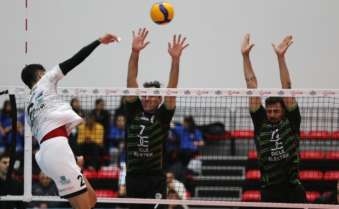 Alanya Belediyespor, sahas�nda set vermeden galip