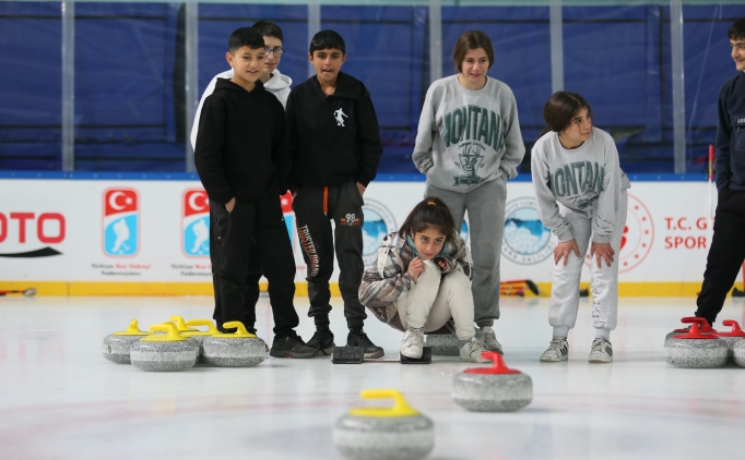 Digor'da �ocuklar curlingle tan���yor