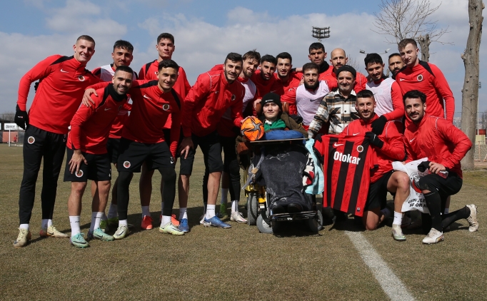 Gen�lerbirli�i futbolcular�ndan anlaml� davran��